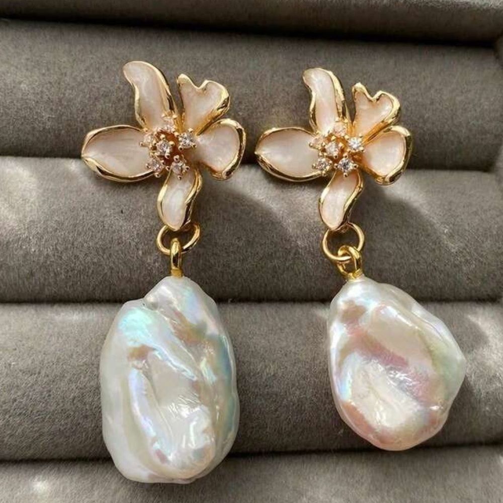 Cream Floral Drop Earrings A1401